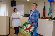 Директор МПЦ Феникс Григорий Котрухов поздравил сотрудников ЧОДКБ с Днём медицинского работника!