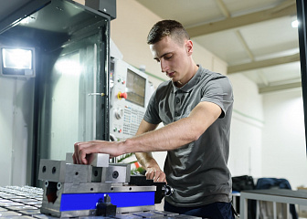 Станочник по обработке деталей из ВМ