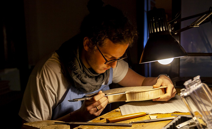 Сборщик-монтажник смычковых инструментов